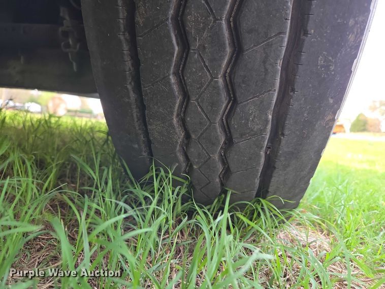 image for item ET5224 2013 Freightliner Cascadia semi truck