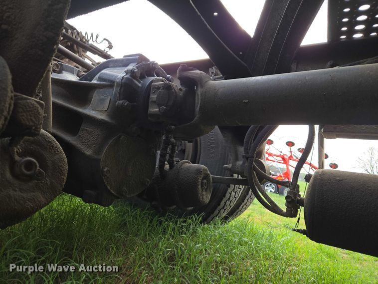 image for item ET5224 2013 Freightliner Cascadia semi truck