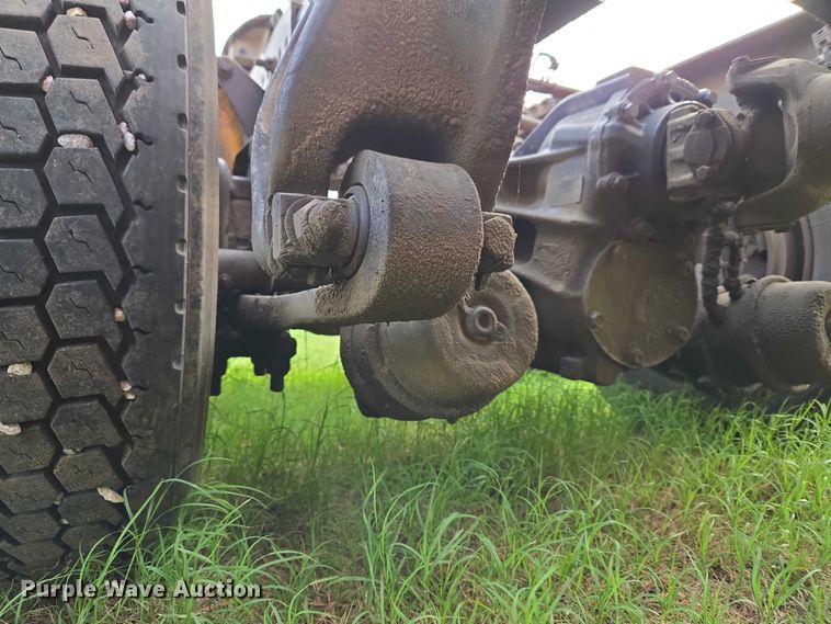 image for item ET5224 2013 Freightliner Cascadia semi truck