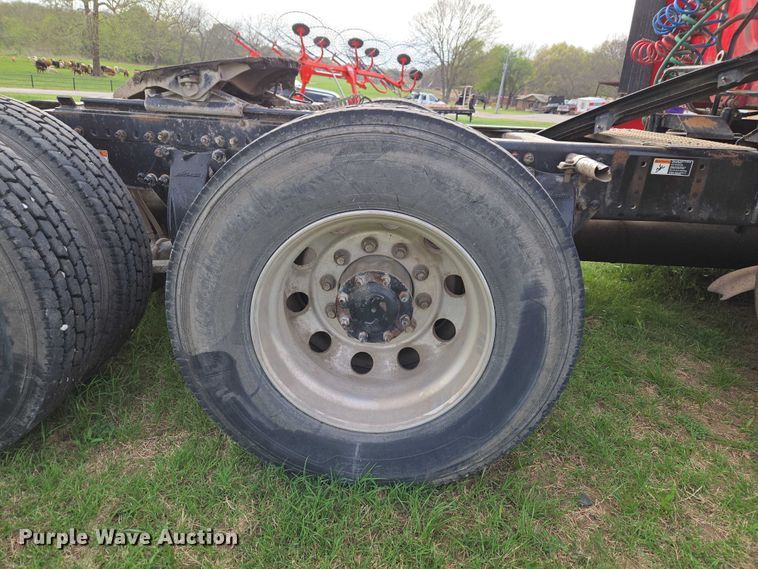 image for item ET5224 2013 Freightliner Cascadia semi truck