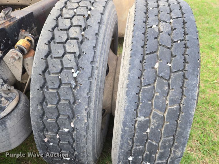 image for item ET5224 2013 Freightliner Cascadia semi truck