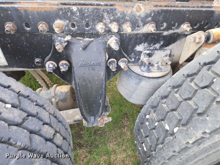 image for item ET5224 2013 Freightliner Cascadia semi truck