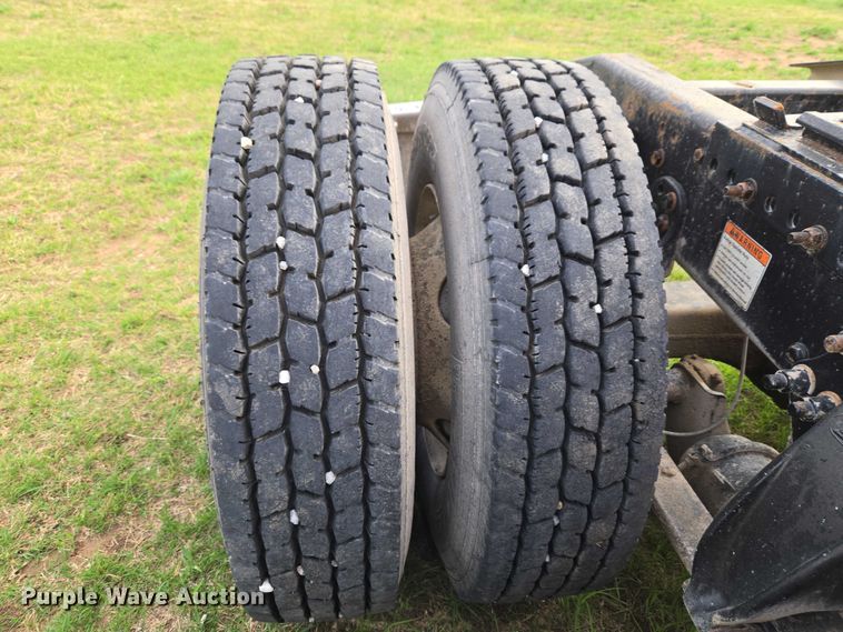 image for item ET5224 2013 Freightliner Cascadia semi truck