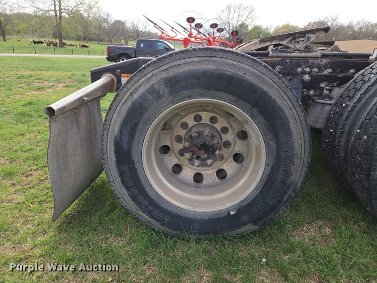 image for item ET5224 2013 Freightliner Cascadia semi truck