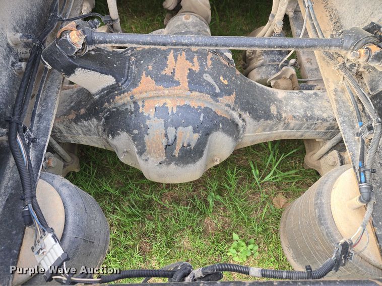 image for item ET5224 2013 Freightliner Cascadia semi truck