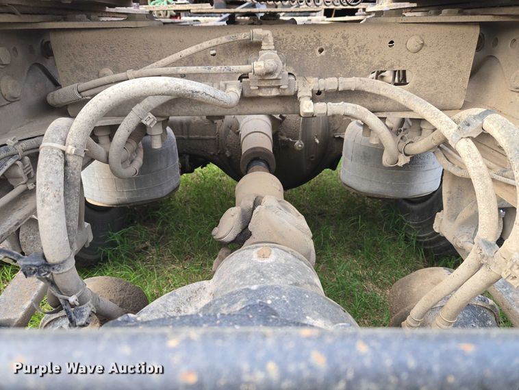 image for item ET5224 2013 Freightliner Cascadia semi truck