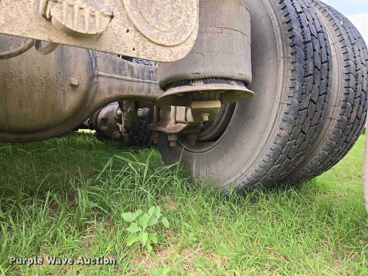 image for item ET5224 2013 Freightliner Cascadia semi truck