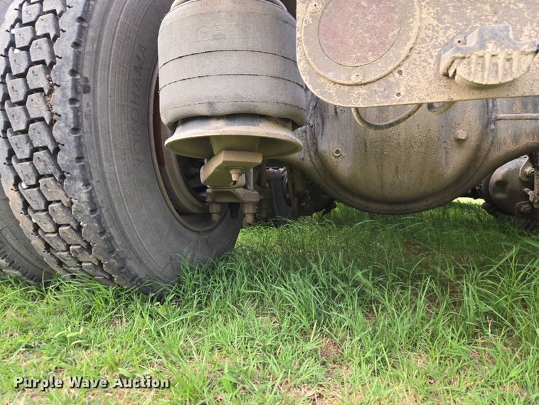 image for item ET5224 2013 Freightliner Cascadia semi truck