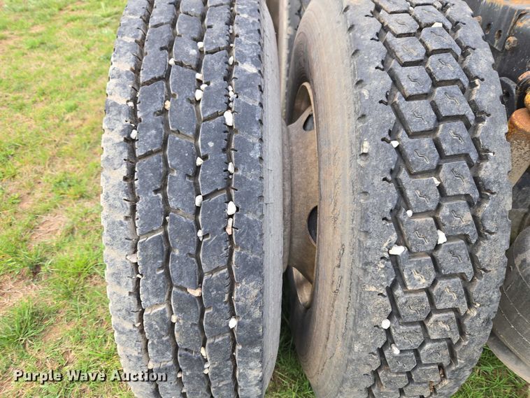 image for item ET5224 2013 Freightliner Cascadia semi truck