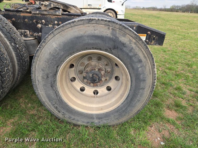 image for item ET5224 2013 Freightliner Cascadia semi truck