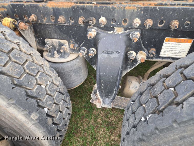 image for item ET5224 2013 Freightliner Cascadia semi truck