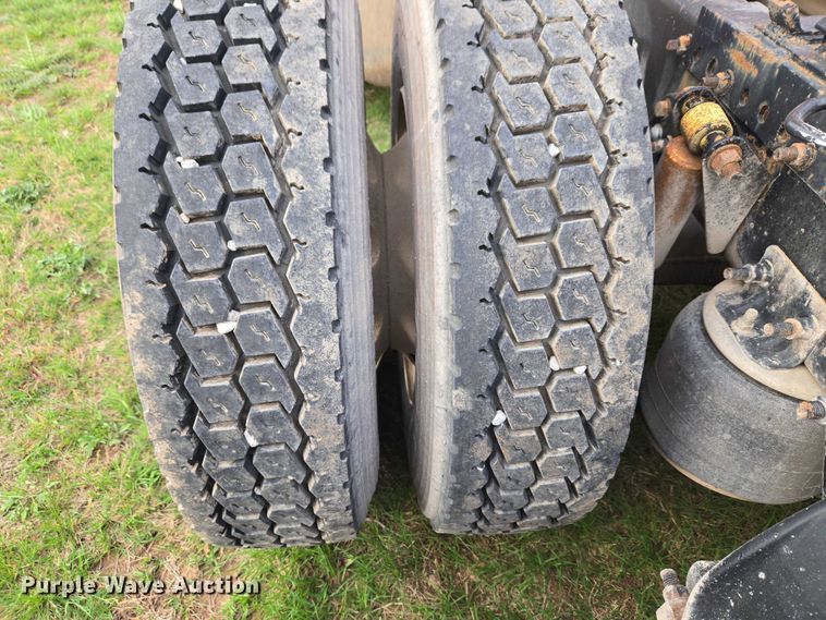 image for item ET5224 2013 Freightliner Cascadia semi truck