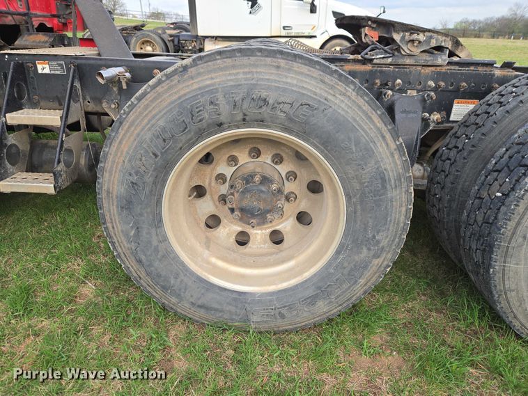 image for item ET5224 2013 Freightliner Cascadia semi truck