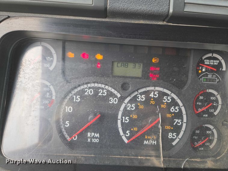 image for item ET5224 2013 Freightliner Cascadia semi truck