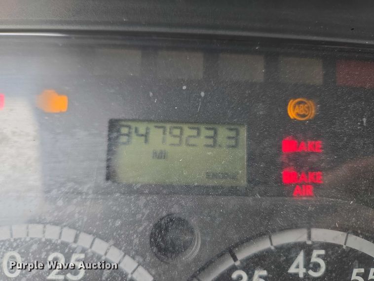 image for item ET5224 2013 Freightliner Cascadia semi truck