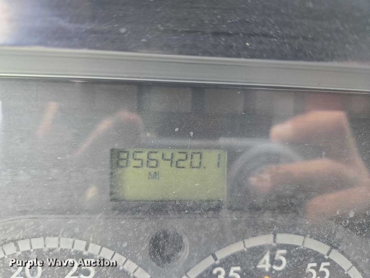 image for item ET5224 2013 Freightliner Cascadia semi truck