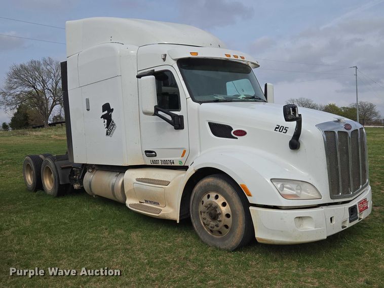 image for item ET5225 2015 Peterbilt 579 semi truck