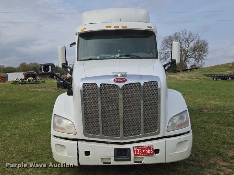 image for item ET5225 2015 Peterbilt 579 semi truck