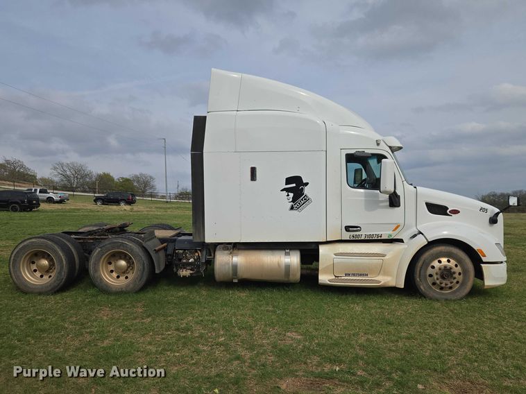 image for item ET5225 2015 Peterbilt 579 semi truck