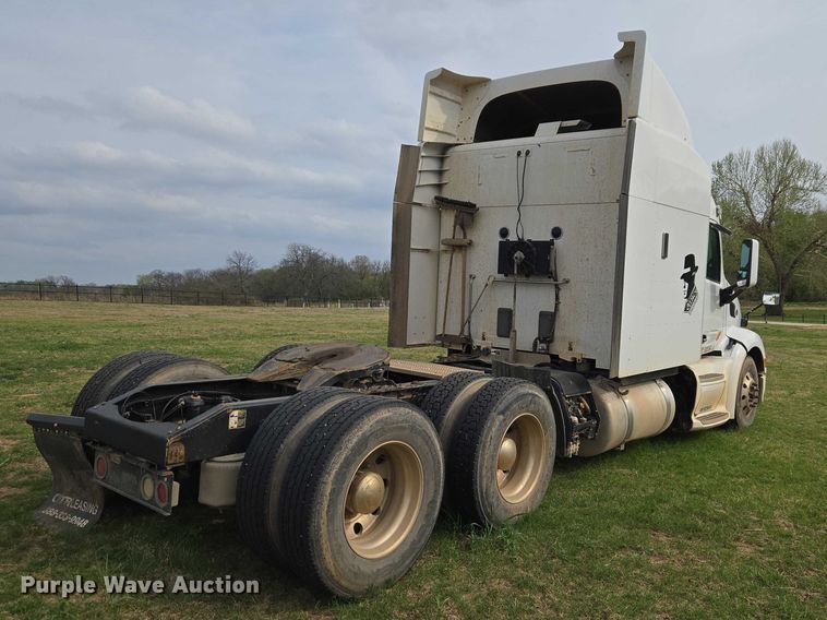 image for item ET5225 2015 Peterbilt 579 semi truck
