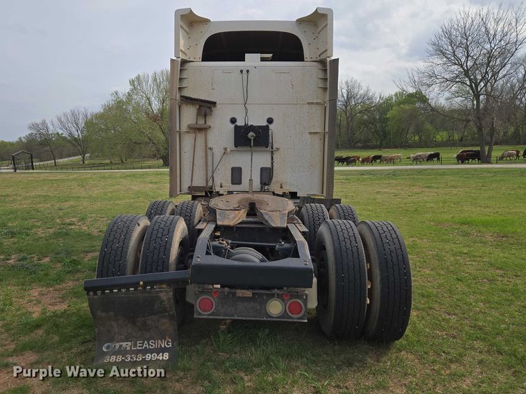 image for item ET5225 2015 Peterbilt 579 semi truck