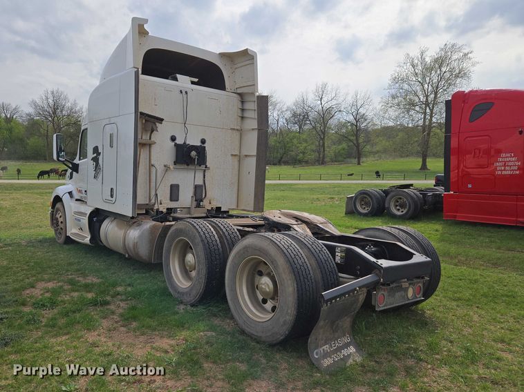 image for item ET5225 2015 Peterbilt 579 semi truck