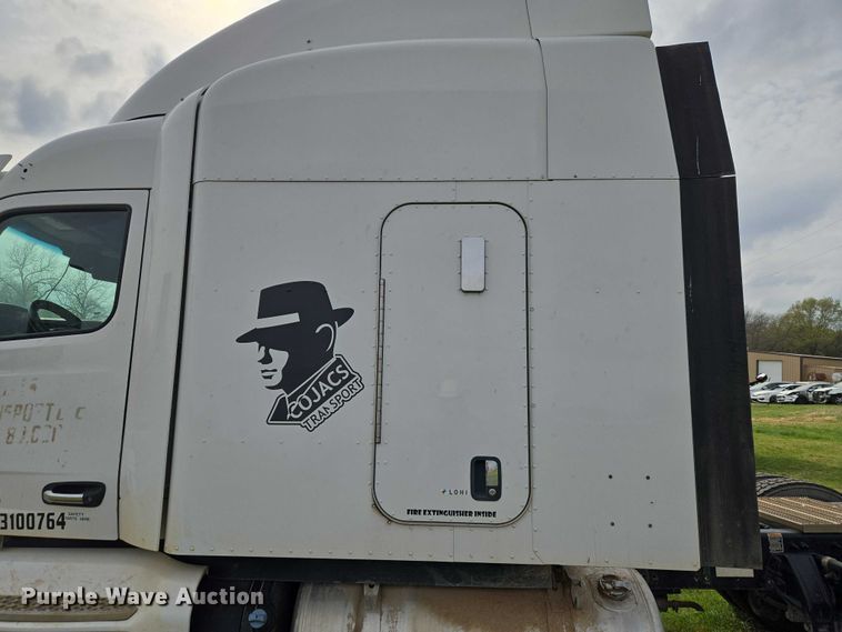 image for item ET5225 2015 Peterbilt 579 semi truck