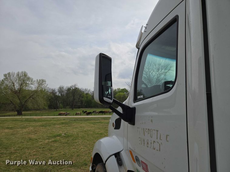 image for item ET5225 2015 Peterbilt 579 semi truck