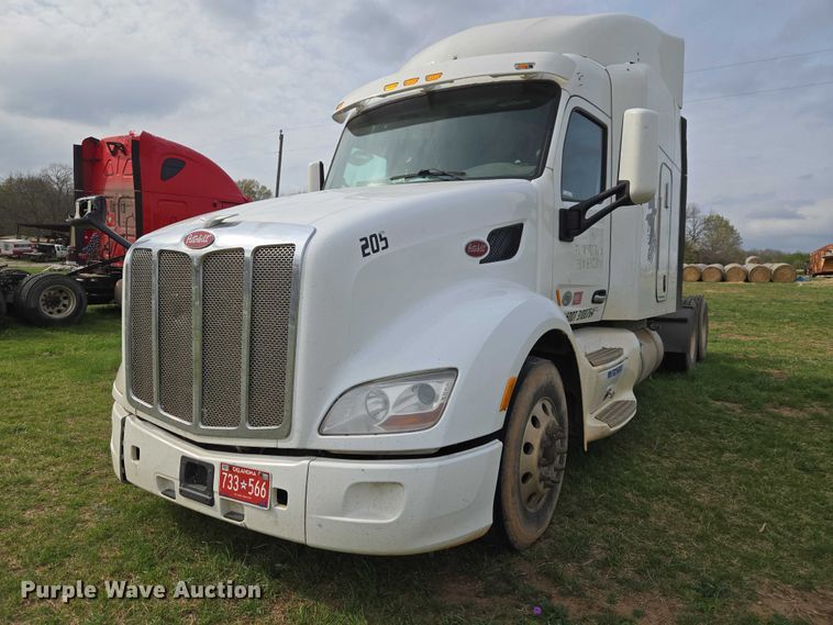 image for item ET5225 2015 Peterbilt 579 semi truck