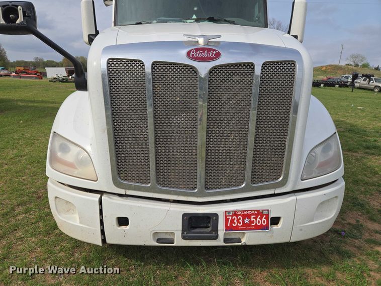 image for item ET5225 2015 Peterbilt 579 semi truck