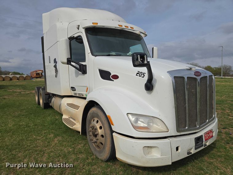 image for item ET5225 2015 Peterbilt 579 semi truck