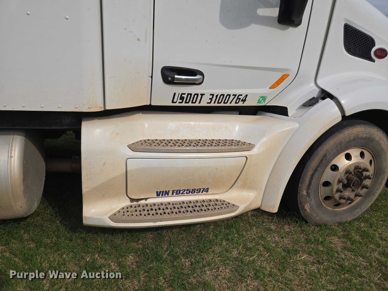 image for item ET5225 2015 Peterbilt 579 semi truck