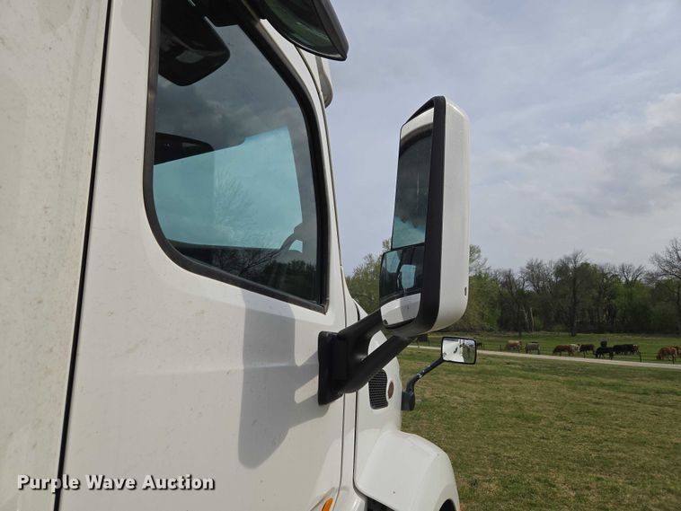 image for item ET5225 2015 Peterbilt 579 semi truck