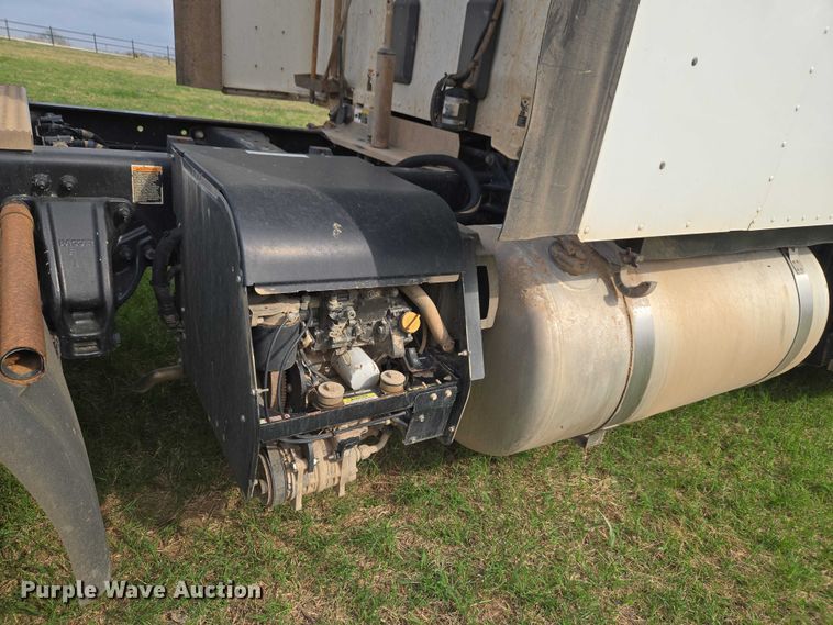 image for item ET5225 2015 Peterbilt 579 semi truck
