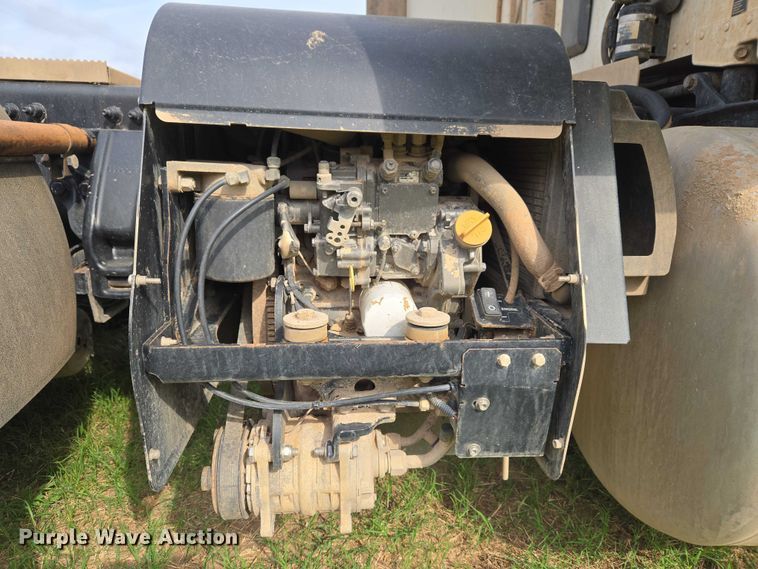 image for item ET5225 2015 Peterbilt 579 semi truck