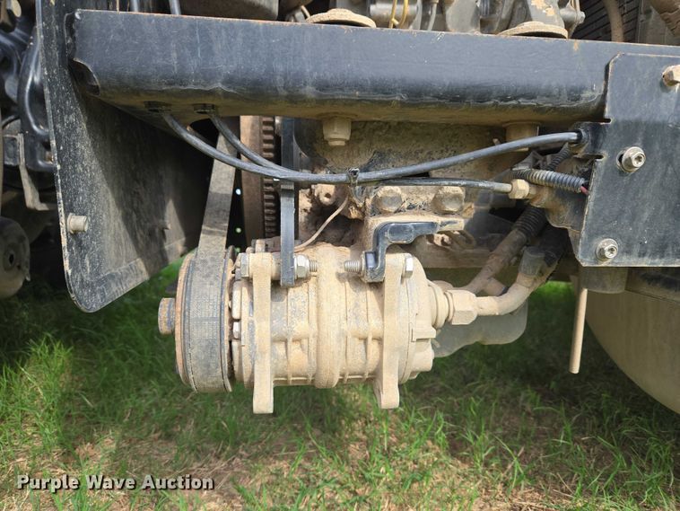 image for item ET5225 2015 Peterbilt 579 semi truck