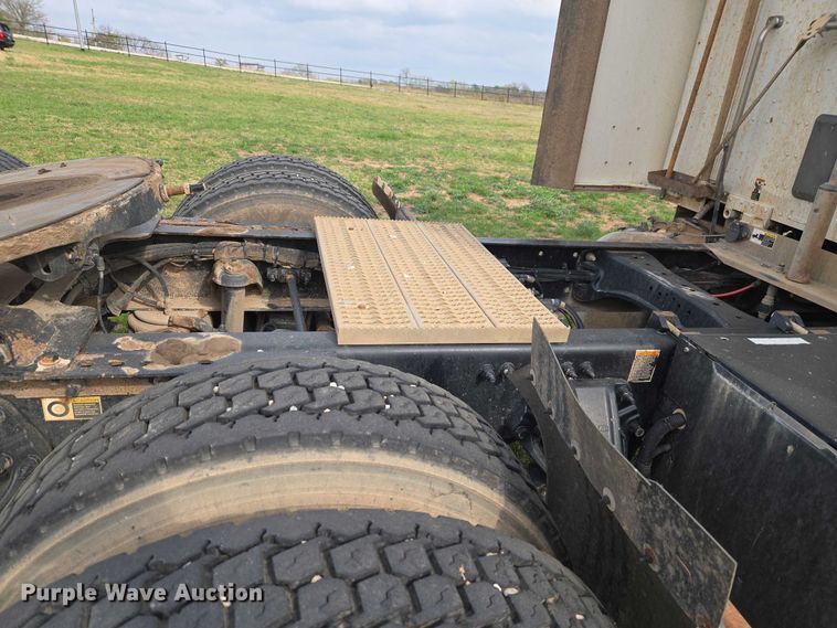 image for item ET5225 2015 Peterbilt 579 semi truck