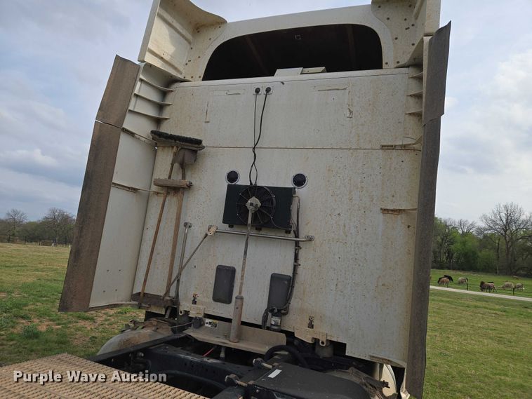 image for item ET5225 2015 Peterbilt 579 semi truck