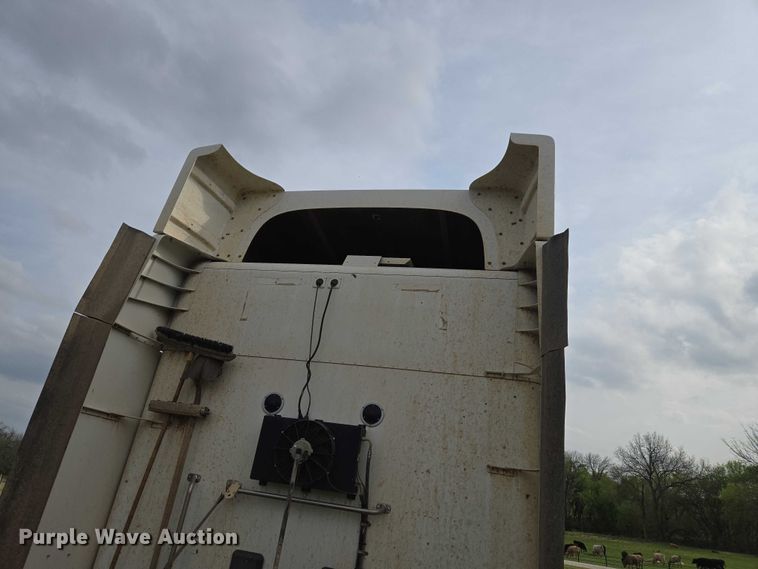 image for item ET5225 2015 Peterbilt 579 semi truck