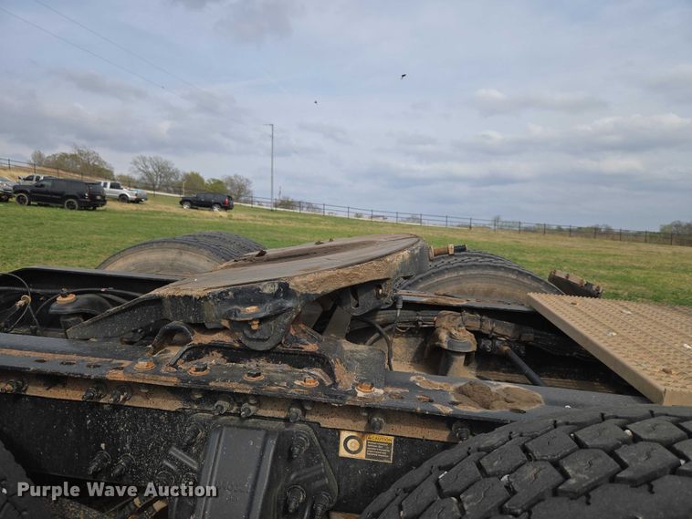 image for item ET5225 2015 Peterbilt 579 semi truck