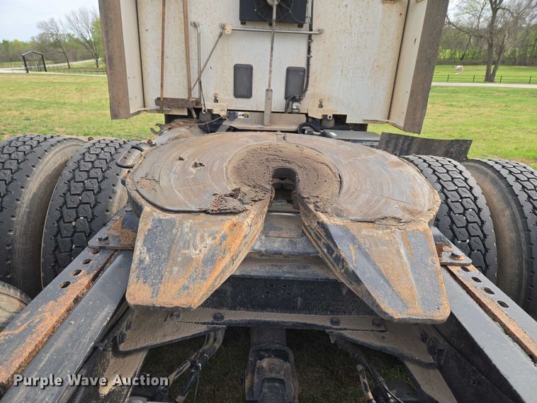 image for item ET5225 2015 Peterbilt 579 semi truck