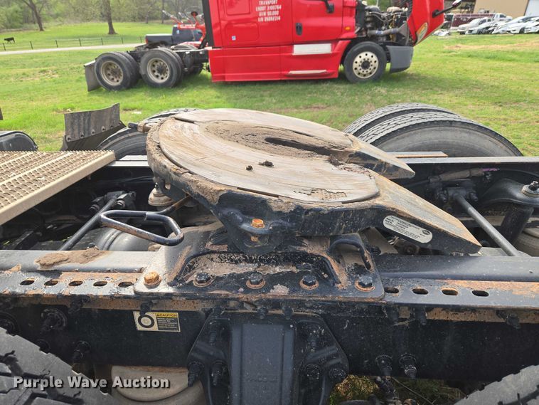 image for item ET5225 2015 Peterbilt 579 semi truck