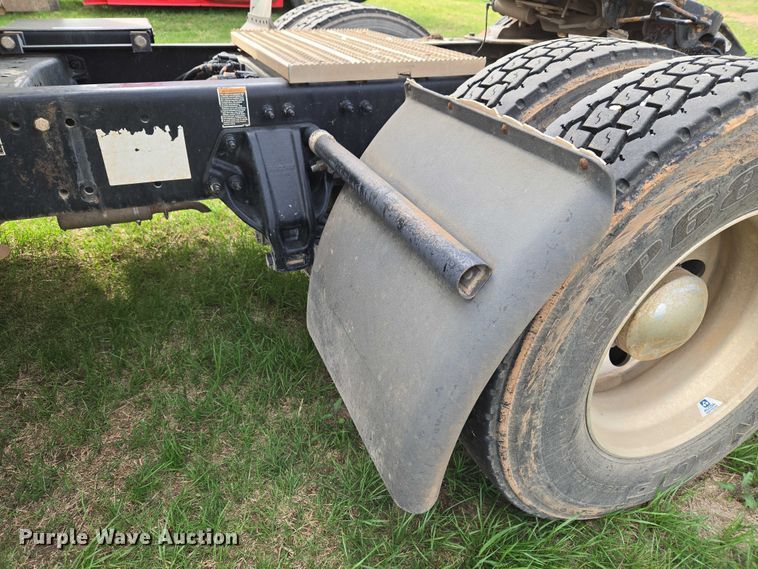 image for item ET5225 2015 Peterbilt 579 semi truck