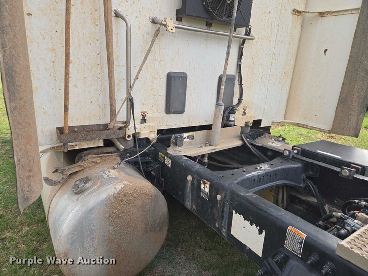 image for item ET5225 2015 Peterbilt 579 semi truck