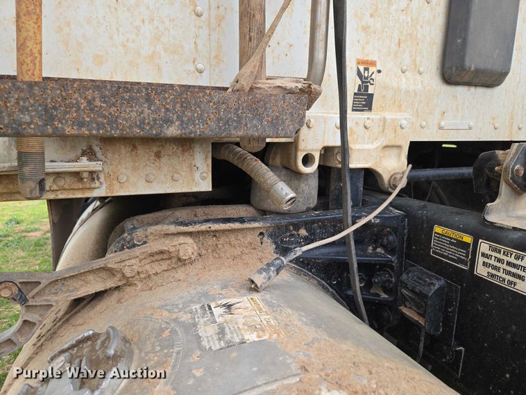 image for item ET5225 2015 Peterbilt 579 semi truck