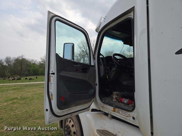 image for item ET5225 2015 Peterbilt 579 semi truck
