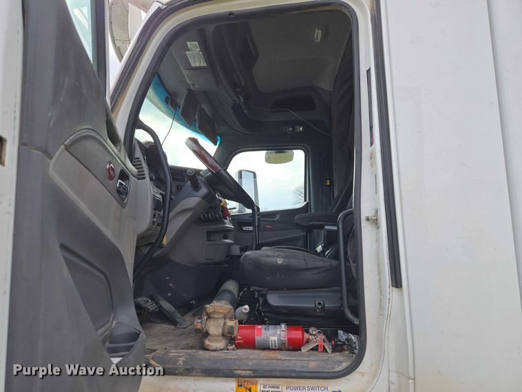 image for item ET5225 2015 Peterbilt 579 semi truck
