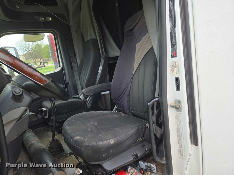 image for item ET5225 2015 Peterbilt 579 semi truck