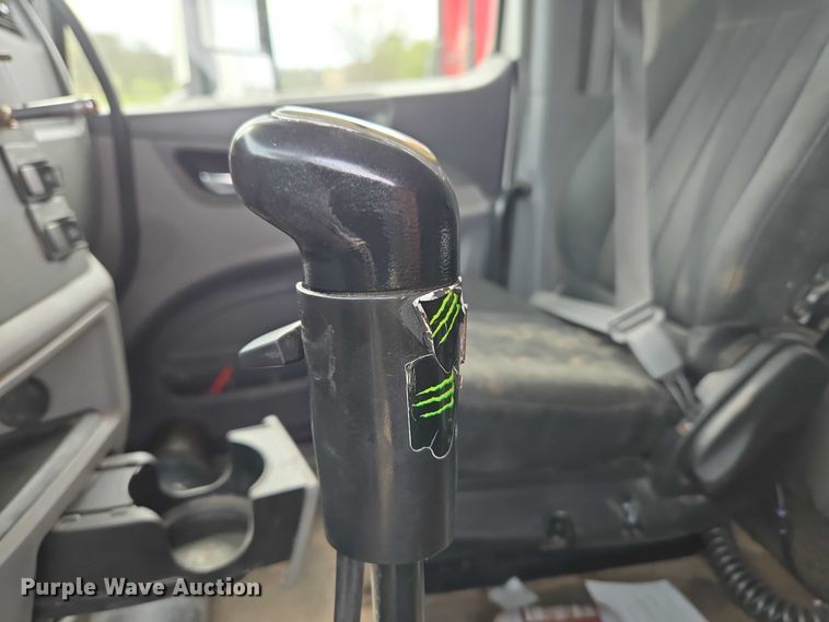 image for item ET5225 2015 Peterbilt 579 semi truck