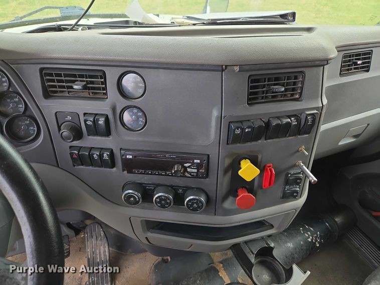 image for item ET5225 2015 Peterbilt 579 semi truck